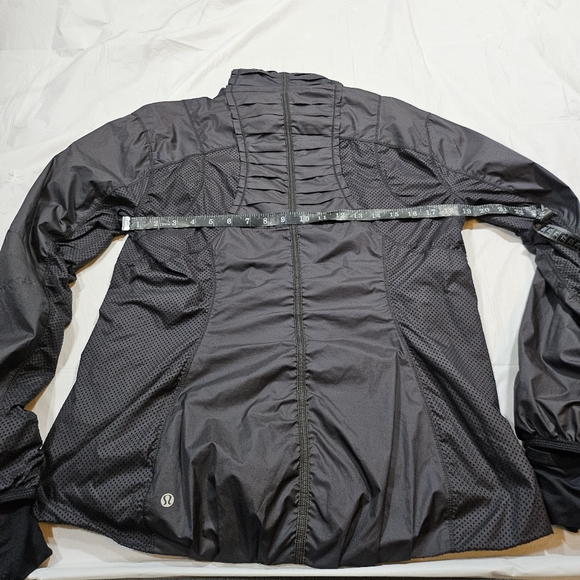 Lululemon Run: Essential Windbreaker Jacket *Glyde (Black) - Picture 10 of 11